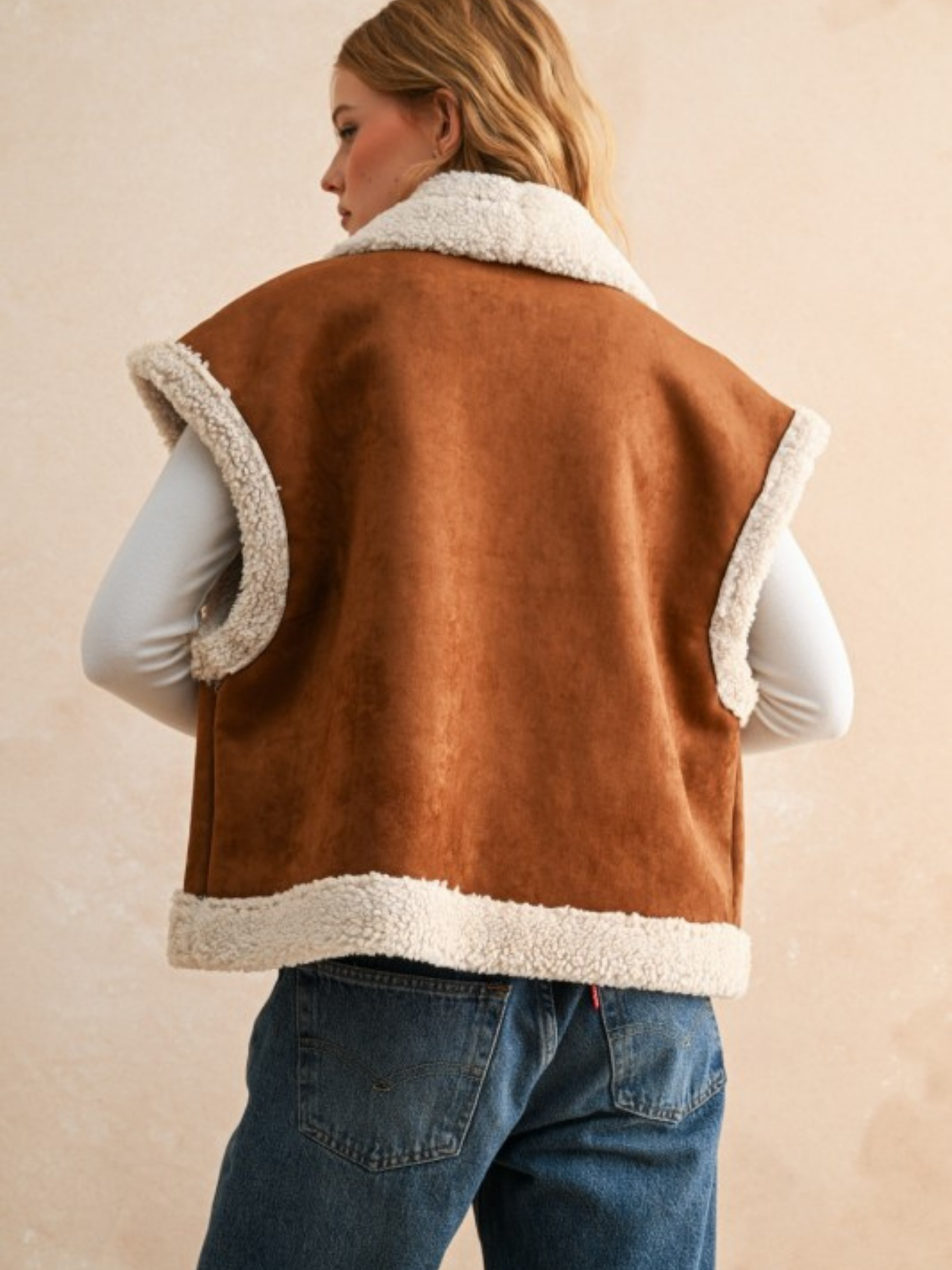 Miou Muse faux Sherpa contrast vest for women, featuring soft faux Sherpa fabric and stylish color contrast details.